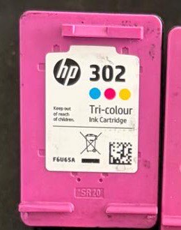 Cartucho de tinta HP 302 con el número de referencia resaltado en la etiqueta